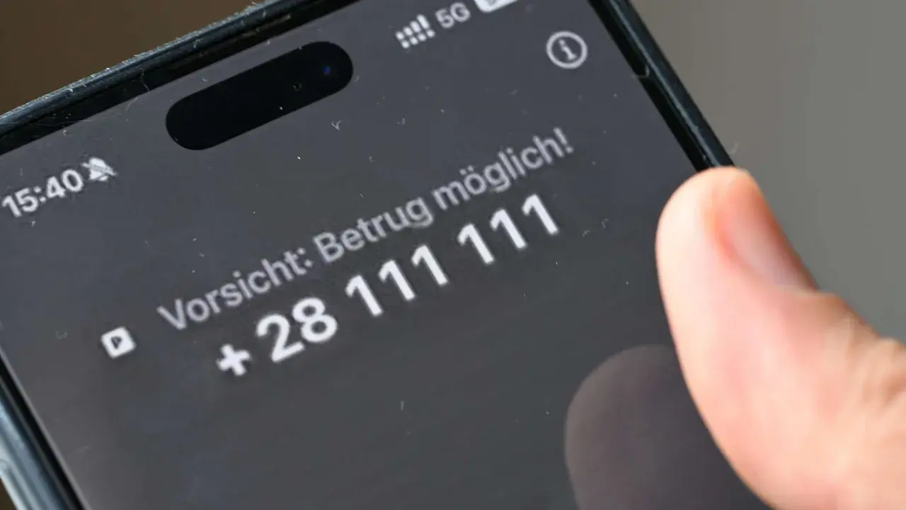 Vorsicht: Betrug möglich! Ein unbekannter Anrufer mit der Nummer +28 111 111 zeigt, was ist ein Spam Anruf.