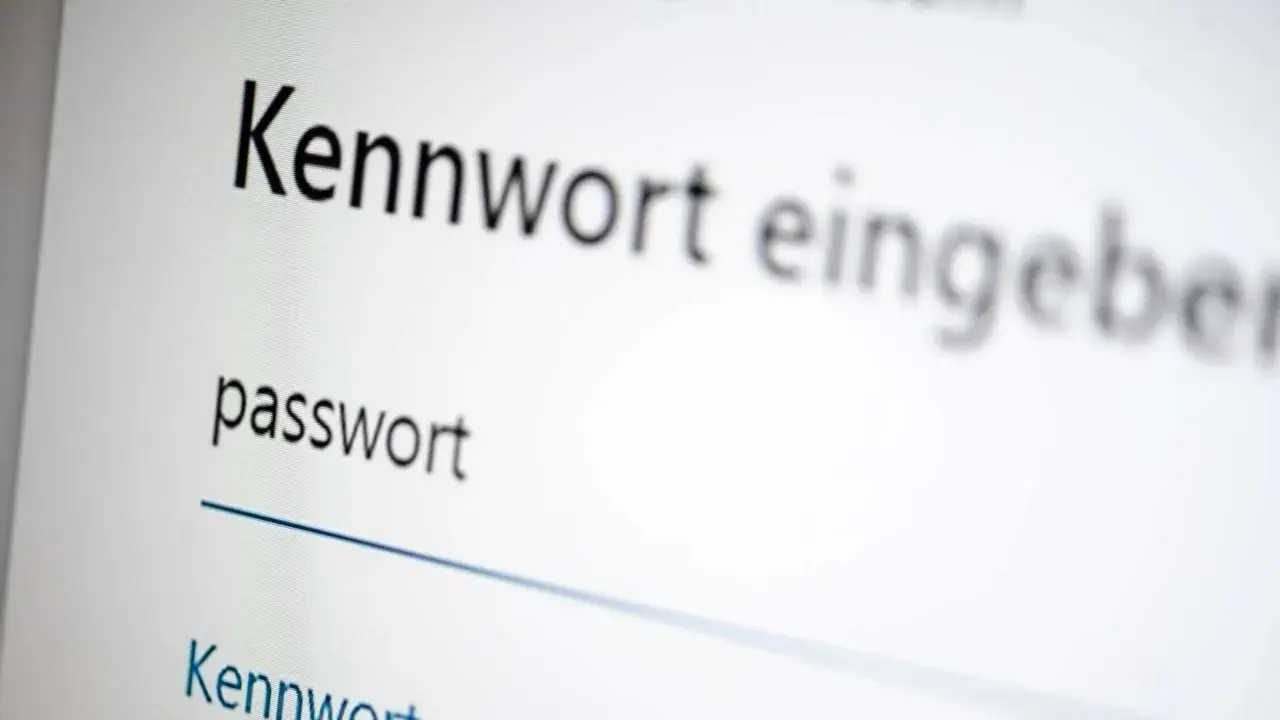 Bildschirm zeigt Eingabefeld für "passwort". Gute Passwort-Hygiene schützt Ihre Daten.