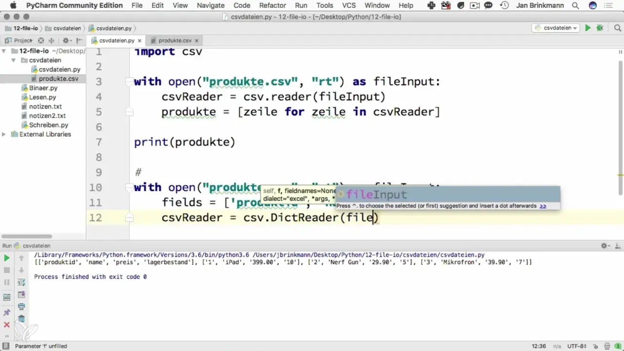 Python-Code liest CSV-Datei und wandelt sie in eine Liste von Listen um. Das Ergebnis zeigt die Daten als Array.