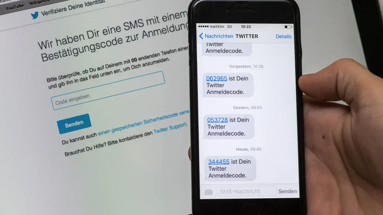 Ein Bildschirm zeigt, wie eine Authentifizierungs-App funktioniert: Twitter sendet per SMS einen Anmeldecode zur Verifizierung.