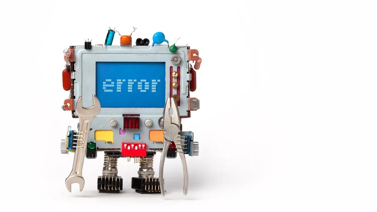 Ein Roboter aus Elektronikteilen mit Werkzeugen. Auf dem Bildschirm steht "chain validation failed".
