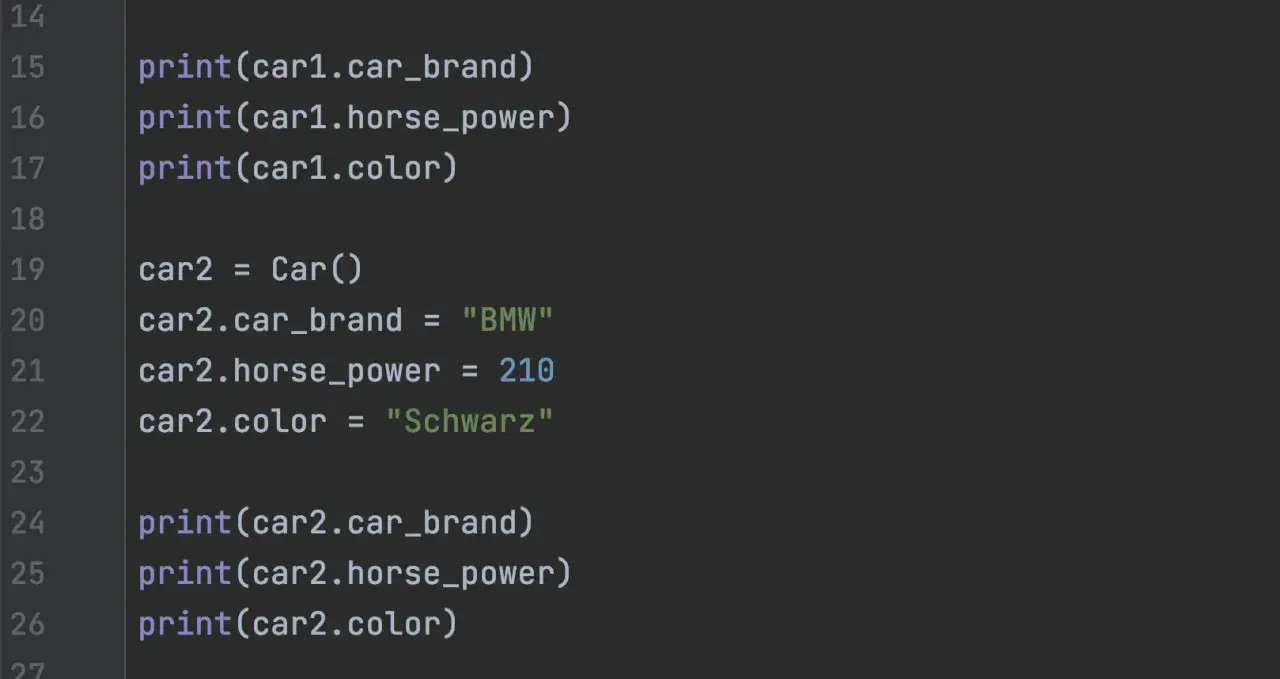 Python-Code zeigt, wie ist Python objektorientiert: Erstellung und Ausgabe von Auto-Objekten mit Marke, PS und Farbe.