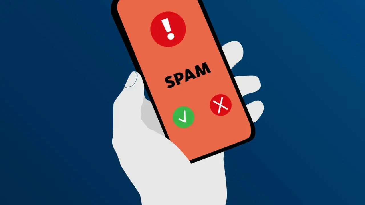 Hand hält Smartphone mit Warnsymbol und "SPAM" Schriftzug. Grüne Haken und rotes Kreuz zeigen Optionen.