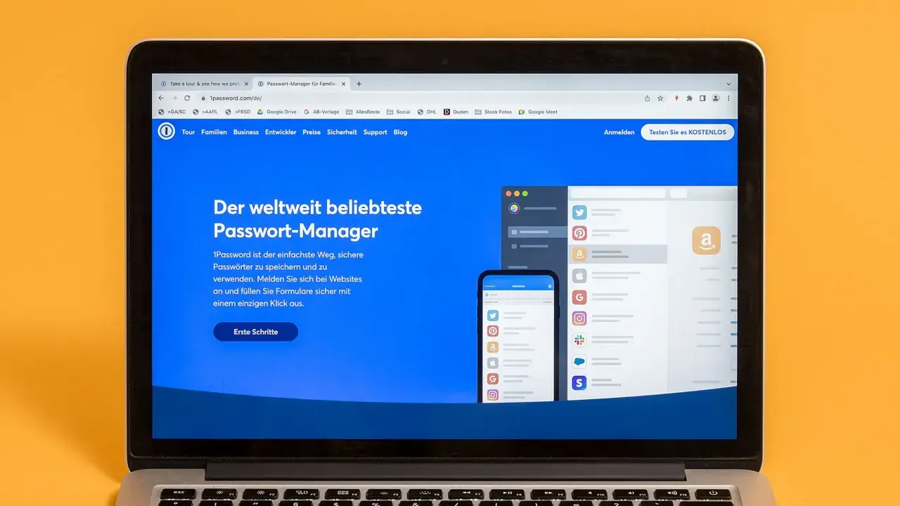 Laptop zeigt Webseite für den Passwort-Manager 1Password. Der Text "Der weltweit beliebteste Passwort-Manager" ist prominent. Ideal für Windows-Nutzer, die ihre Daten schützen wollen.