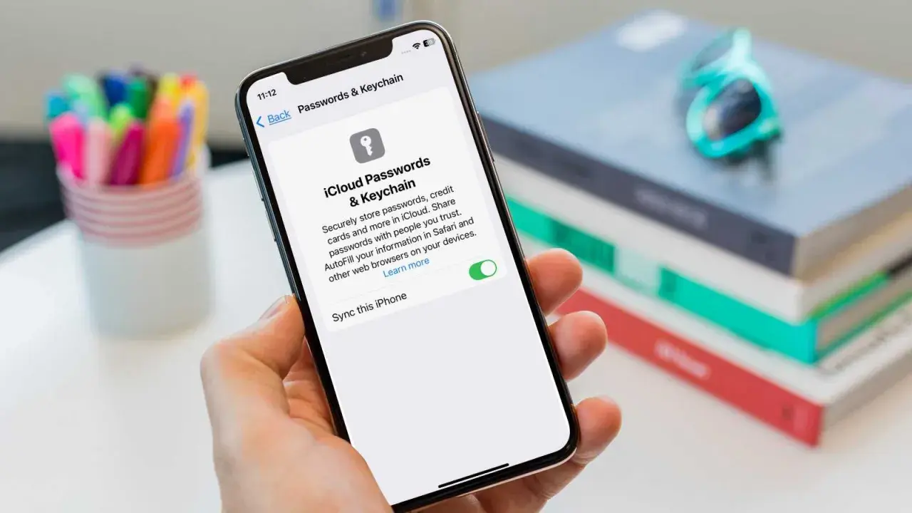 iPhone zeigt Einstellungen für iCloud Passwörter & Schlüsselbund. Sichere Speicherung von Zugangsdaten.