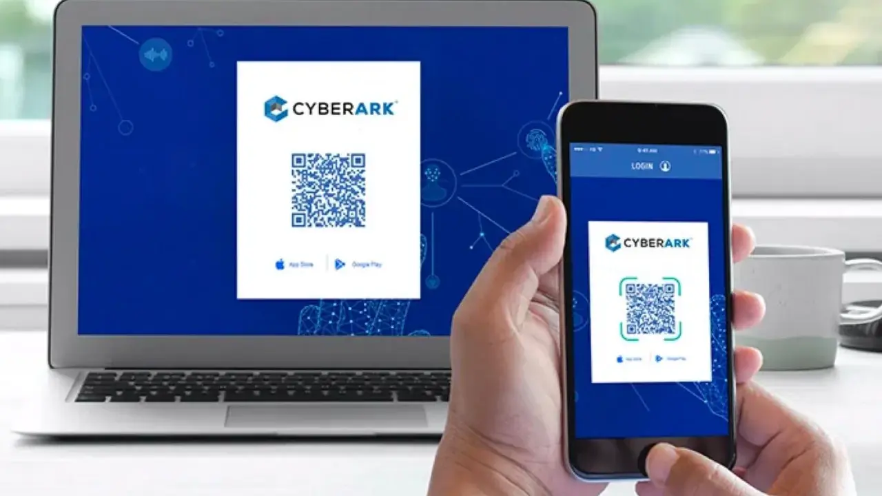 CyberArk PAM: Ein Smartphone scannt einen QR-Code auf einem Laptop. Die App zeigt das CyberArk-Logo und QR-Codes für App Store und Google Play.