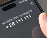 Vorsicht: Betrug möglich! Ein unbekannter Anrufer mit der Nummer +28 111 111 zeigt, was ist ein Spam Anruf.