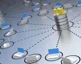 Vernetzte Laptops greifen auf eine SQL-Datenbank zu. Das Bild symbolisiert das Programmieren von Datenbanken in einem Netzwerk.