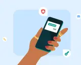 Hand hält Smartphone mit einem OTP SMS-Code. Symbole für Sicherheit und Kommunikation umgeben das Bild.