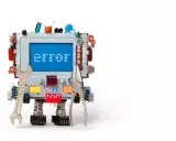 Ein Roboter aus Elektronikteilen mit Werkzeugen. Auf dem Bildschirm steht "chain validation failed".