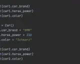 Python-Code zeigt, wie ist Python objektorientiert: Erstellung und Ausgabe von Auto-Objekten mit Marke, PS und Farbe.