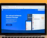 Laptop zeigt Webseite für den Passwort-Manager 1Password. Der Text "Der weltweit beliebteste Passwort-Manager" ist prominent. Ideal für Windows-Nutzer, die ihre Daten schützen wollen.