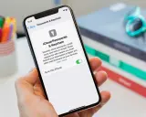 iPhone zeigt Einstellungen für iCloud Passwörter & Schlüsselbund. Sichere Speicherung von Zugangsdaten.