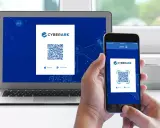 CyberArk PAM: Ein Smartphone scannt einen QR-Code auf einem Laptop. Die App zeigt das CyberArk-Logo und QR-Codes für App Store und Google Play.