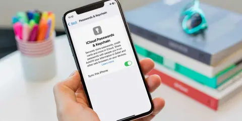 iPhone zeigt Einstellungen für iCloud Passwörter & Schlüsselbund. Sichere Speicherung von Zugangsdaten.