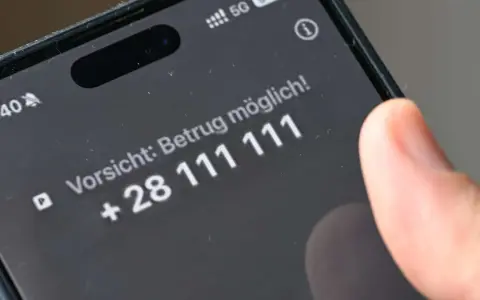 Vorsicht: Betrug möglich! Ein unbekannter Anrufer mit der Nummer +28 111 111 zeigt, was ist ein Spam Anruf.