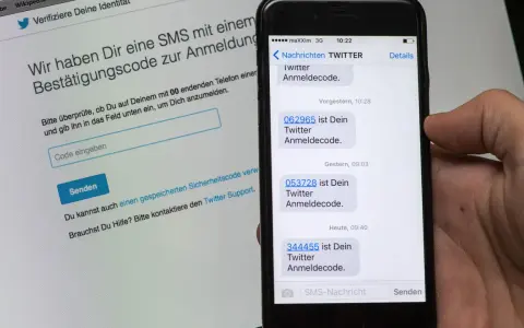 Ein Bildschirm zeigt, wie eine Authentifizierungs-App funktioniert: Twitter sendet per SMS einen Anmeldecode zur Verifizierung.