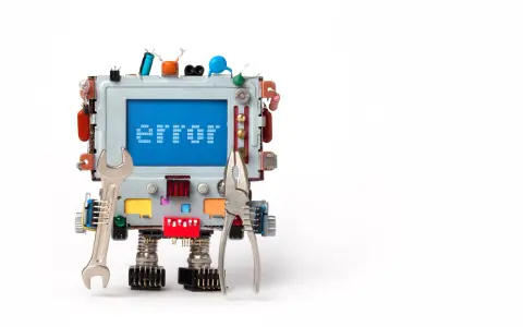 Ein Roboter aus Elektronikteilen mit Werkzeugen. Auf dem Bildschirm steht "chain validation failed".