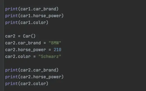 Python-Code zeigt, wie ist Python objektorientiert: Erstellung und Ausgabe von Auto-Objekten mit Marke, PS und Farbe.