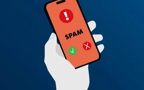 Hand hält Smartphone mit Warnsymbol und "SPAM" Schriftzug. Grüne Haken und rotes Kreuz zeigen Optionen.