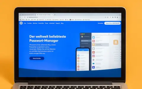 Laptop zeigt Webseite für den Passwort-Manager 1Password. Der Text "Der weltweit beliebteste Passwort-Manager" ist prominent. Ideal für Windows-Nutzer, die ihre Daten schützen wollen.