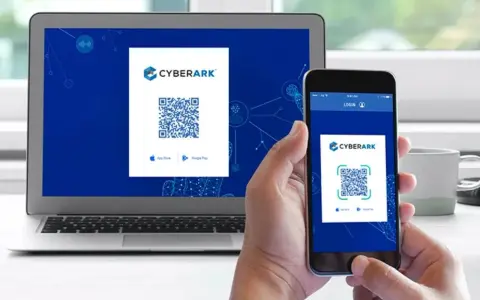 CyberArk PAM: Ein Smartphone scannt einen QR-Code auf einem Laptop. Die App zeigt das CyberArk-Logo und QR-Codes für App Store und Google Play.