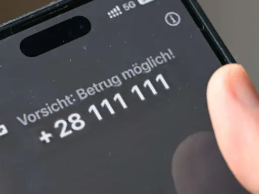 Vorsicht: Betrug möglich! Ein unbekannter Anrufer mit der Nummer +28 111 111 zeigt, was ist ein Spam Anruf.