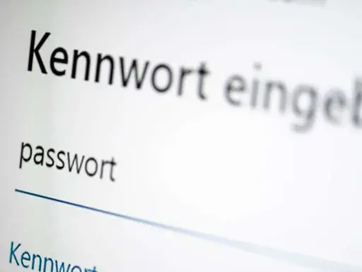 Bildschirm zeigt Eingabefeld für "passwort". Gute Passwort-Hygiene schützt Ihre Daten.