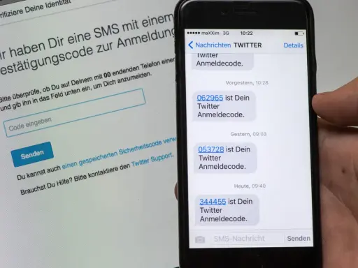 Ein Bildschirm zeigt, wie eine Authentifizierungs-App funktioniert: Twitter sendet per SMS einen Anmeldecode zur Verifizierung.