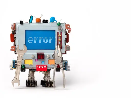 Ein Roboter aus Elektronikteilen mit Werkzeugen. Auf dem Bildschirm steht "chain validation failed".