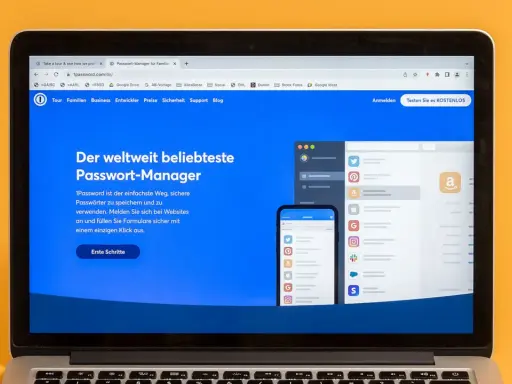 Laptop zeigt Webseite für den Passwort-Manager 1Password. Der Text "Der weltweit beliebteste Passwort-Manager" ist prominent. Ideal für Windows-Nutzer, die ihre Daten schützen wollen.