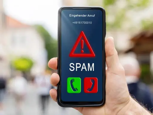 Ein eingehender Anruf auf dem Handy wird als SPAM markiert. Vorsicht, ist das eine Spam-Nummer?
