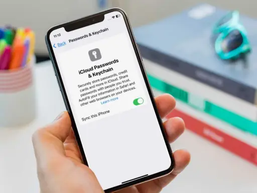 iPhone zeigt Einstellungen für iCloud Passwörter & Schlüsselbund. Sichere Speicherung von Zugangsdaten.