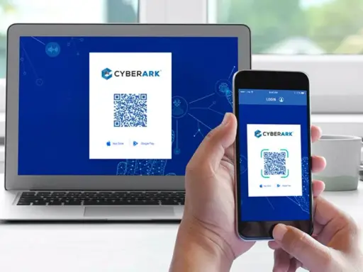 CyberArk PAM: Ein Smartphone scannt einen QR-Code auf einem Laptop. Die App zeigt das CyberArk-Logo und QR-Codes für App Store und Google Play.