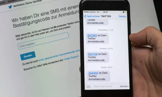 Ein Bildschirm zeigt, wie eine Authentifizierungs-App funktioniert: Twitter sendet per SMS einen Anmeldecode zur Verifizierung.