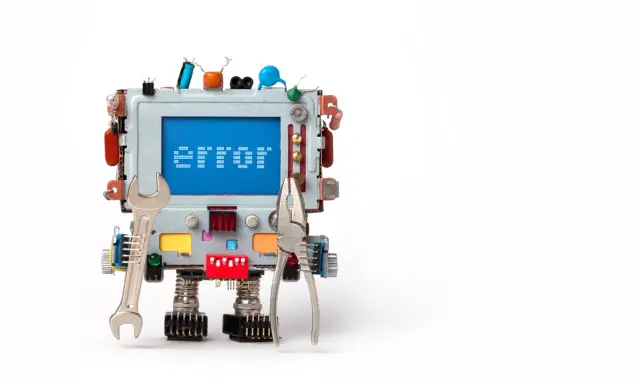 Ein Roboter aus Elektronikteilen mit Werkzeugen. Auf dem Bildschirm steht "chain validation failed".