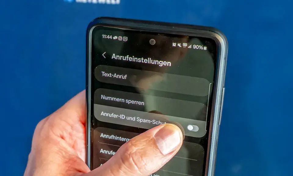 Telefon-Einstellungen: Anrufer-ID und Spam-Schutz aktivieren, um spam nummer erkennen und unerwünschte Anrufe zu blockieren.