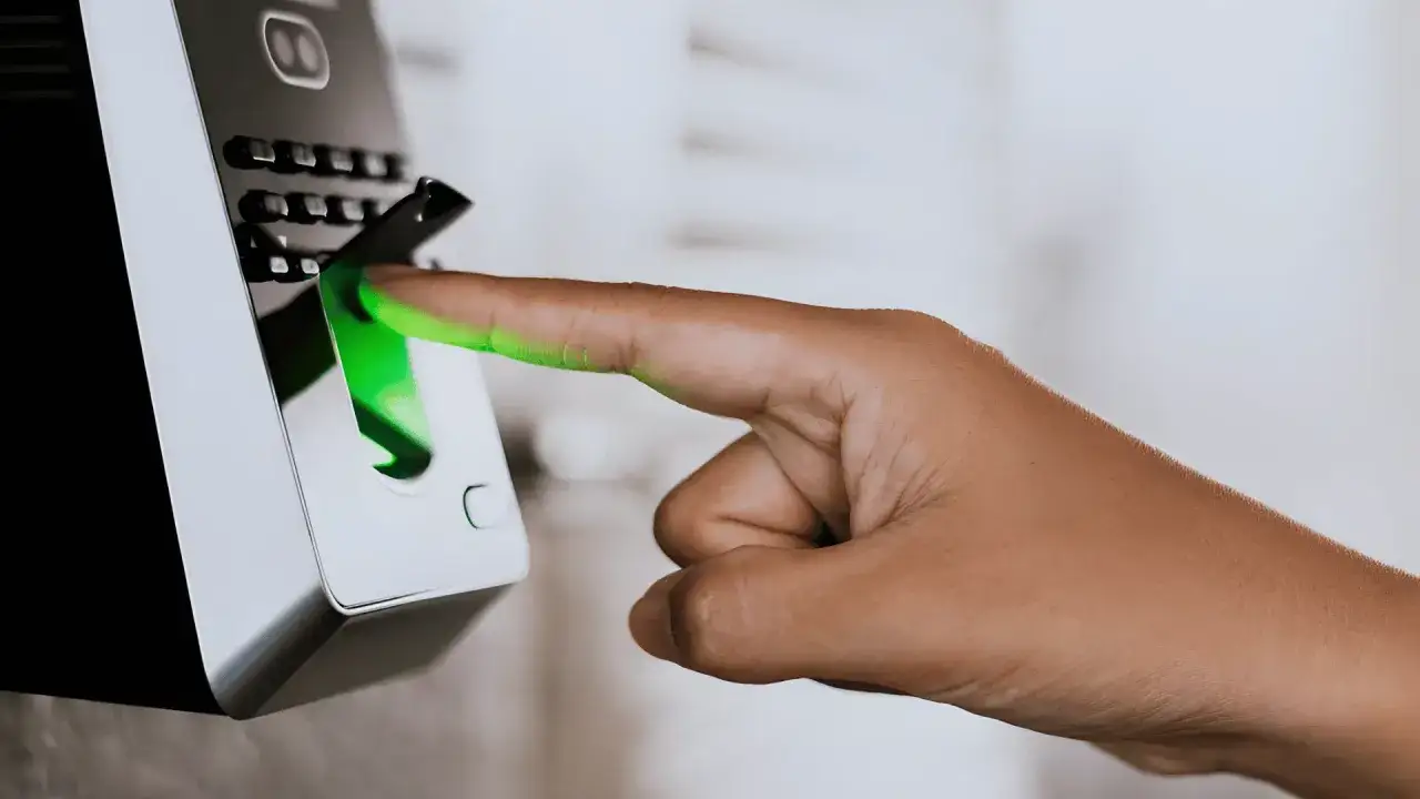 Fingerabdruck-Scanner erfasst biometrische Daten f&uuml;r sicheren Zugang.