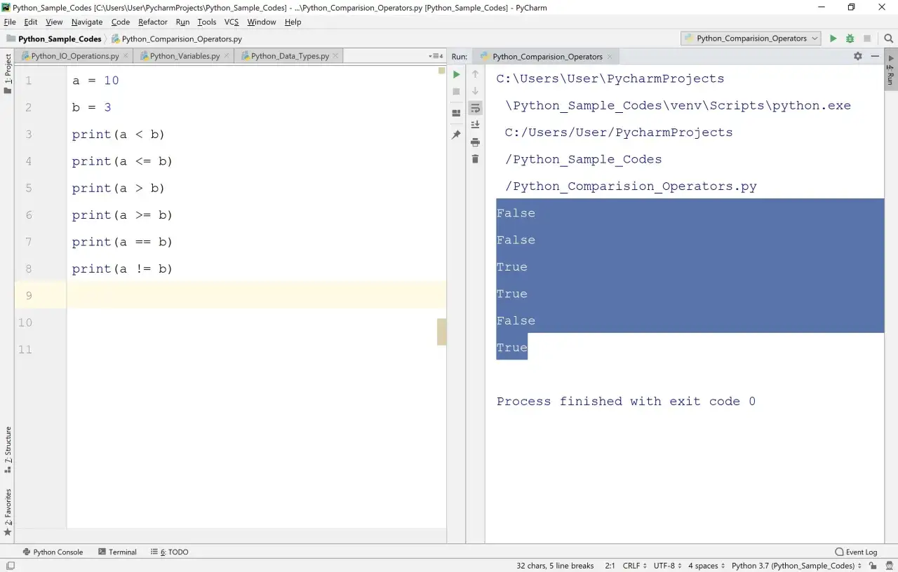 Python-Code zeigt Vergleiche mit `a=10` und `b=3`. Die Ausgabe zeigt Ergebnisse f&uuml;r `a < b`, `a <= b`, `a > b`, `a >= b`, `a == b` und `a != b`.