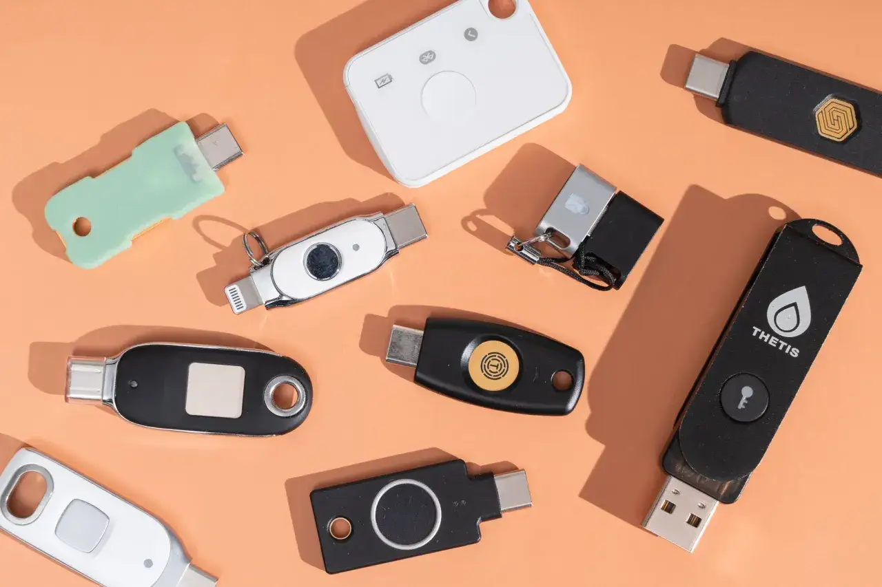 Vielfalt an Sicherheitsschl&uuml;sseln, die zeigen, was ein Authenticator ist: USB-Sticks, FIDO-Keys und mehr f&uuml;r sichere Logins.