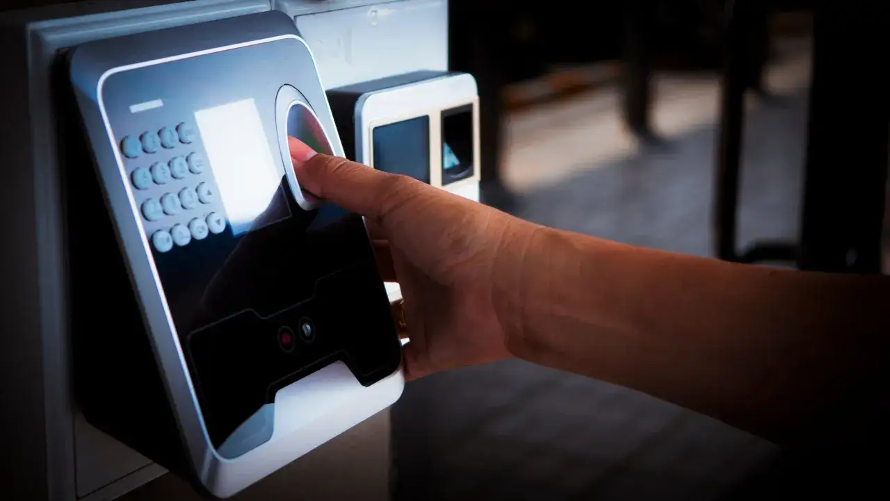 Fingerabdruck-Scanner f&uuml;r biometrische Erkennung. Ein Finger ber&uuml;hrt den Sensor eines modernen Zugangskontrollsystems.